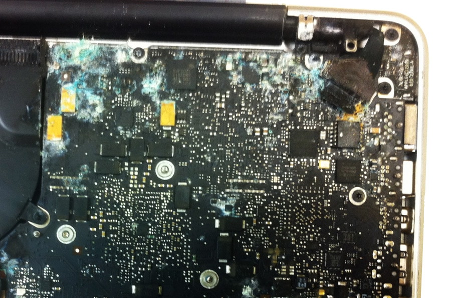 water-Macbook-Pro væskeskade i computer som skal repareres