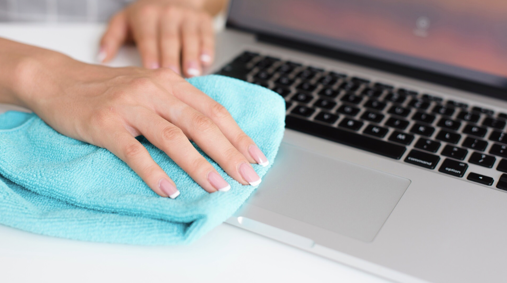 computer som aftørres efter væske Det skal du gøre, hvis du har spildt væske i din PC