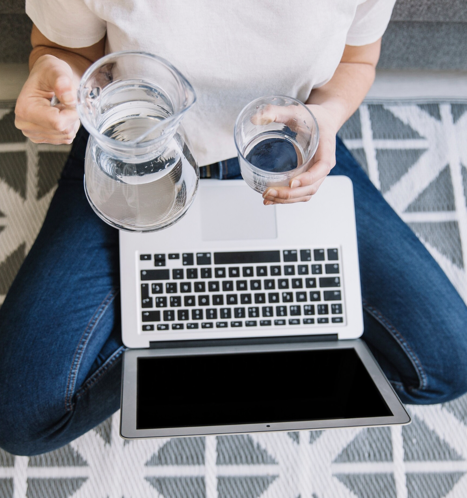 vand som hældes lige over PC Hvis du hælder vand så tæt på din PC, er der risiko for du spilder og ødelægger den