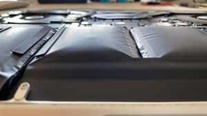 Opsvulmet batteri i bærbar computer